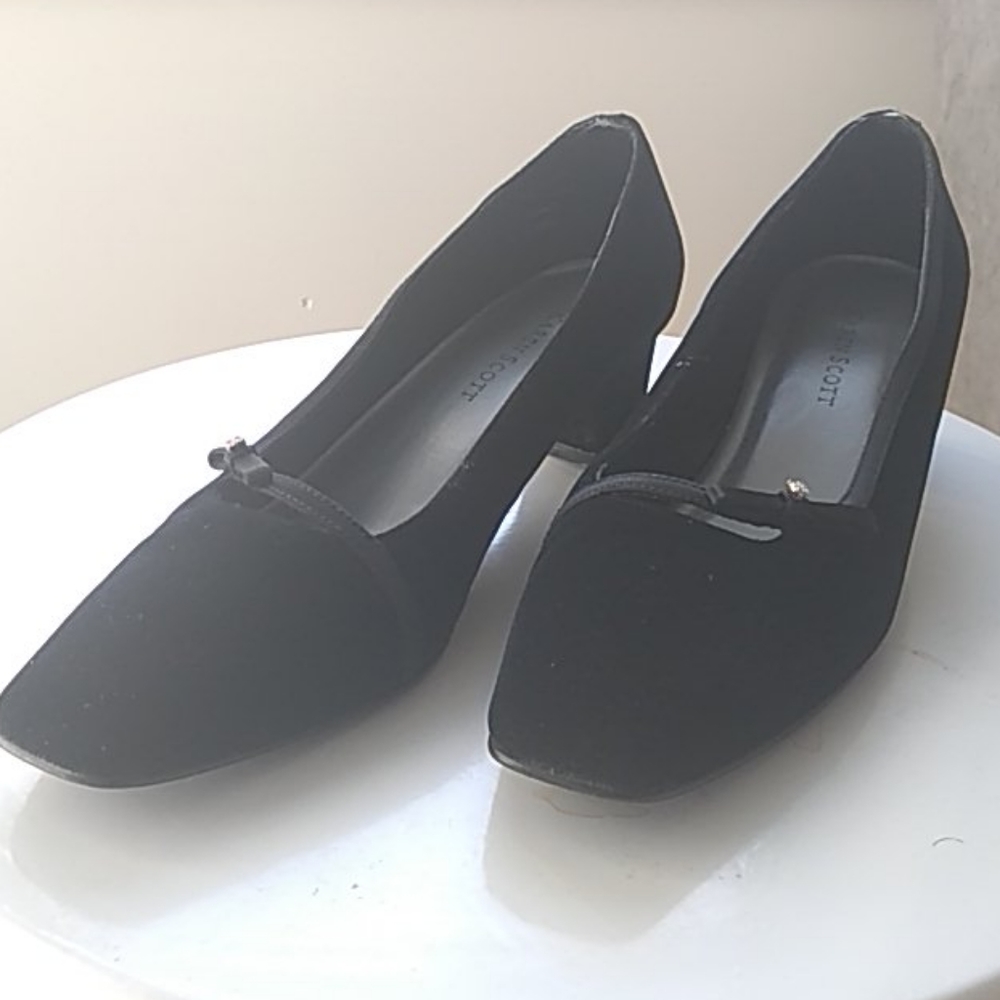 Velvet pumps